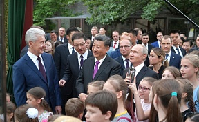 普京和习近平参观莫斯科动物园 普京和习近平参观莫斯科动物园