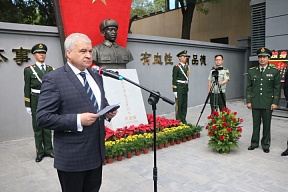 杰尼索夫大使在李登贵烈士雕像揭幕仪式上的讲话 杰尼索夫大使在李登贵烈士雕像揭幕仪式上的讲话