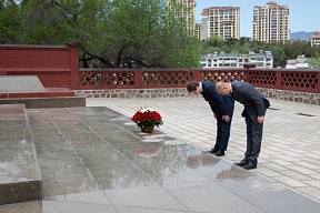 向承德市苏联红军烈士纪念碑敬献鲜花(2019年5月5日 向承德市苏联红军烈士纪念碑敬献鲜花(2019年5月5日