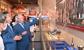 Russian diplomats visit the Museum of the Communist Party of China Russian diplomats visit the Museum of the Communist Party of China