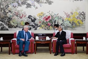 俄罗斯驻华大使杰尼索夫辞行拜会林松添会长 俄罗斯驻华大使杰尼索夫辞行拜会林松添会长