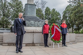 Учащиеся школы при Посольстве посетили российские воинские захоронения в г. Далянь