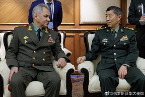 绍伊古与中国国防部长在新德里举行会谈