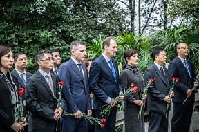 为纪念在1937年-1945年抗日战争中牺牲的苏联志愿队烈士, 在中国举行了敬献花圈和鲜花的仪式 为纪念在1937年-1945年抗日战争中牺牲的苏联志愿队烈士, 在中国举行了敬献花圈和鲜花的仪式