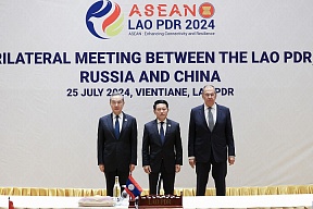 俄罗斯联邦外交部长谢尔盖·拉夫罗夫在与中国外交部长王毅和老挝副总理兼外交部长宋赛·西潘敦会晤时致开场白 俄罗斯联邦外交部长谢尔盖·拉夫罗夫在与中国外交部长王毅和老挝副总理兼外交部长宋赛·西潘敦会晤时致开场白