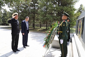 Церемония возложения венков к мемориалу советским и монгольским воинам в уезде Чжанбэй 
