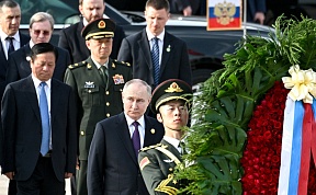 Возложение венка к памятнику Народным героям